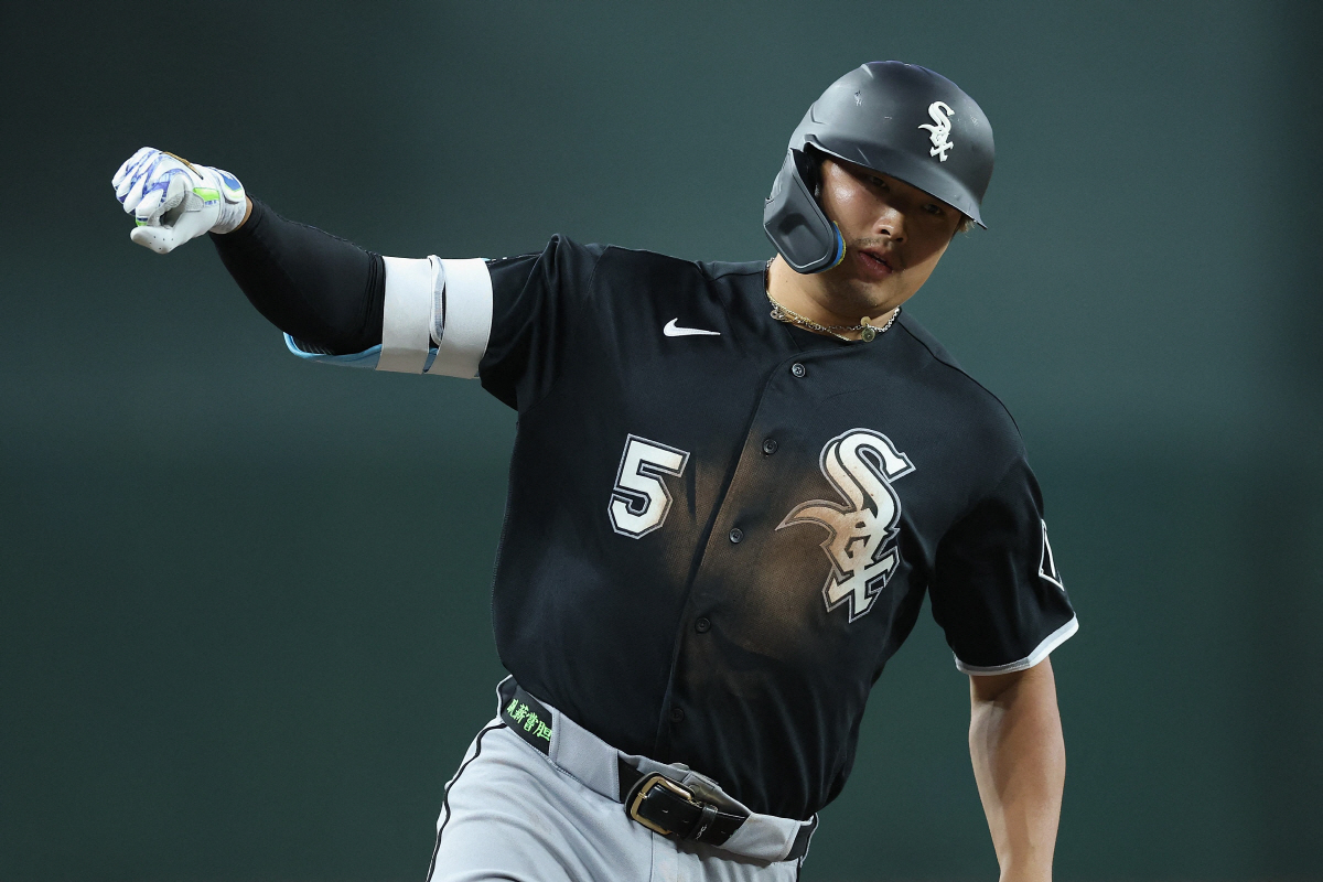 PHOENIX, ARIZONA - APRIL 21: Munetaka Murakami #5 of the Chicago White Sox rounds the bases after hitting a solo home run against the Arizona Diamondbacks during the second inning of the MLB game at Chase Field on April 21, 2026 in Phoenix, Arizona. Christian Petersen/Getty Images/AFP (Photo by Christian Petersen / GETTY IMAGES NORTH AMERICA / Getty Images via AFP)