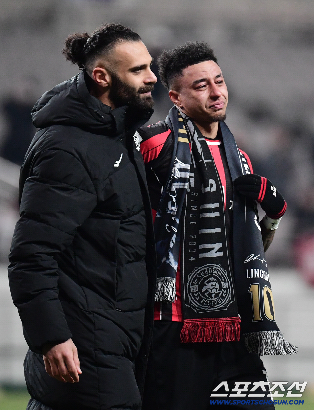 10일 오후 서울월드컵경기장에서 아시아챔피언스리그 엘리트(ACLE) 리그 6차전 FC서울과 멜버른시티FC의 경기가 열렸다. 경기 종료 후 FC서울 제시 린가드 환송행사가 열렸다. 팬들에게 인사 도중 아쉬움에 눈물 흘리는 린가드. 상암=송정헌 기자 songs@sportschosun.com/2025.12.10/