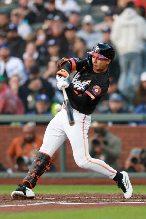 [MLB리뷰]'절친' 김혜성 만난 SF 이정후, 멀티히트 타점 맹활약…주루사 후 분노 폭발도