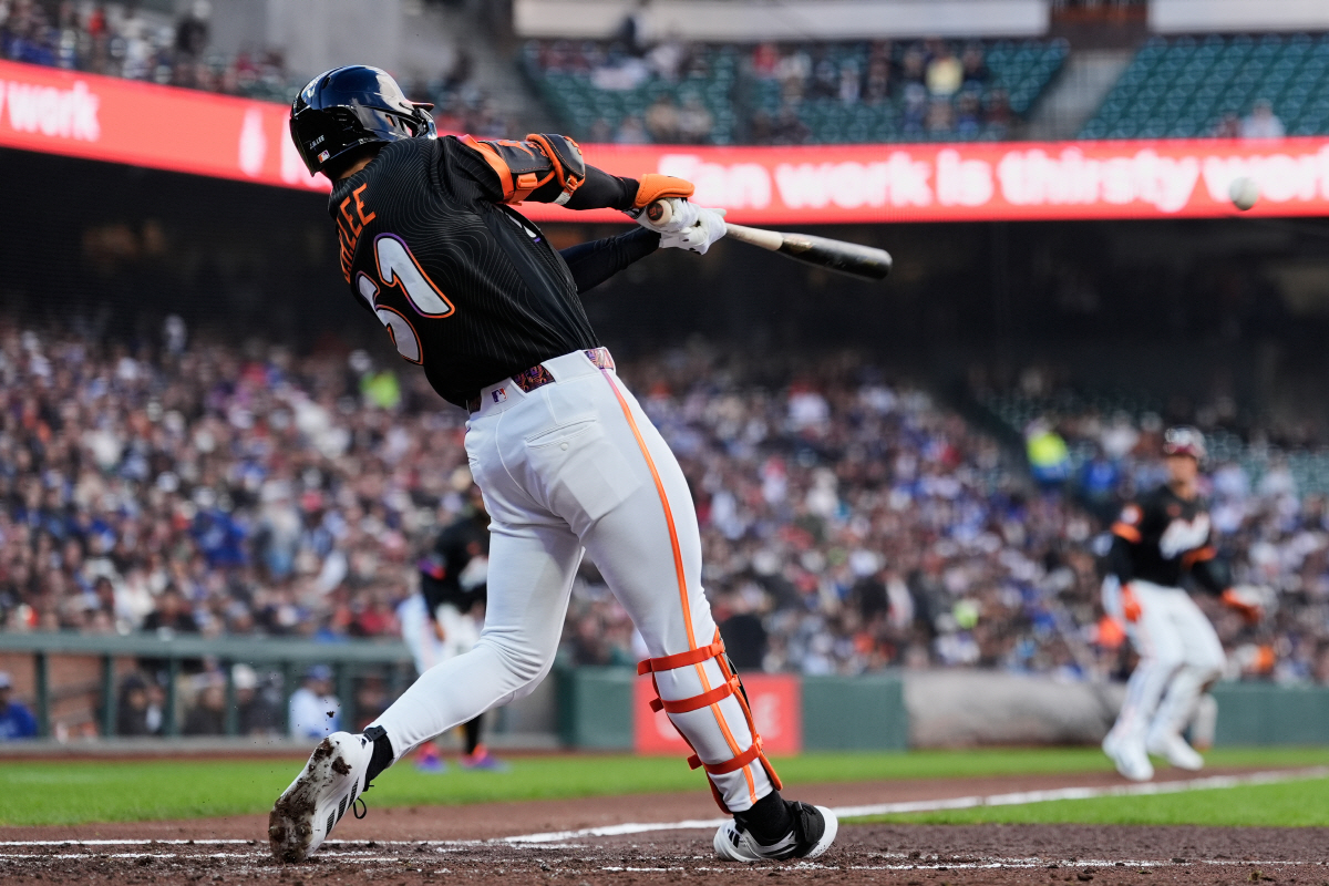 San Francisco Giants' Jung Hoo Lee hits an RBI single during the first inning of a baseball game against the Los Angeles Dodgers, Tuesday, April 21, 2026, in San Francisco. (AP Photo/Godofredo A. Vasquez)