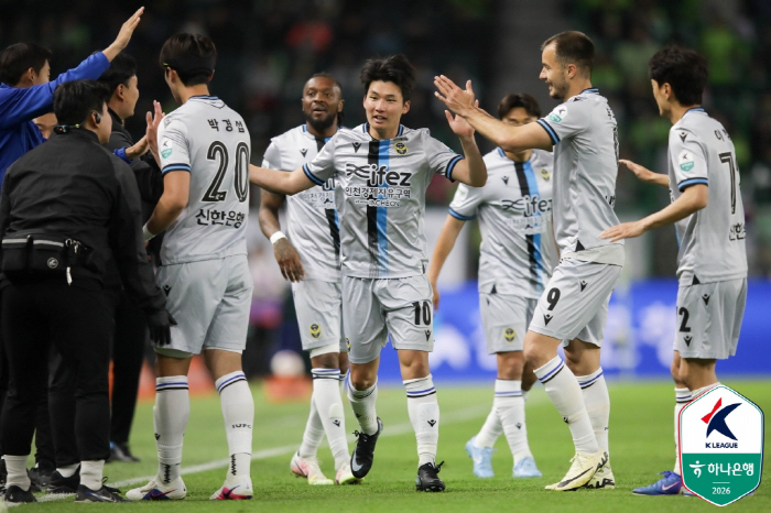 이동률(가운데)을 축하해주고 있는 인천 선수들. 사진제공=프로축구연맹