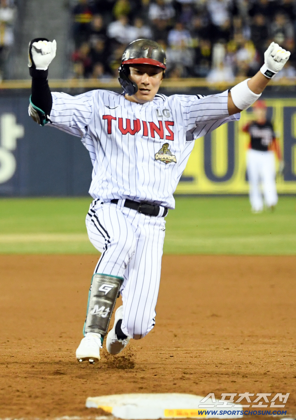 31일 잠실구장에서 열린 LG와 KIA의 경기. LG 신민재가 1루로 귀루하고 있다. 잠실=박재만 기자 pjm@sportschosun.com/2026.03.31/