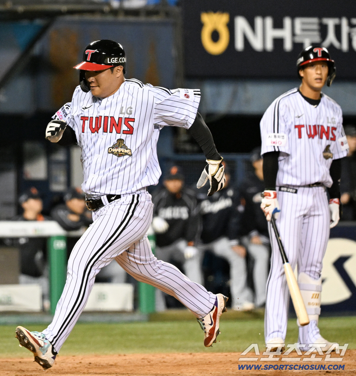 21일 잠실구장에서 열린 LG와 한화의 경기. LG 문보경이 폭투를 틈타 득점하고 있다. 잠실=박재만 기자 pjm@sportschosun.com/2026.04.21/