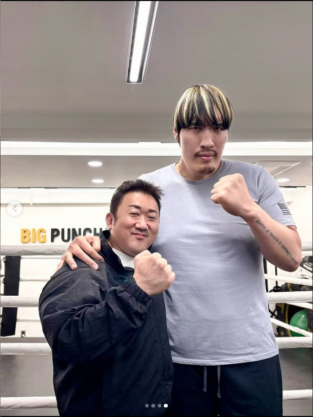 마동석, '218cm' 최홍만 옆 '꼬마동석' 등극…"역대급 착시"