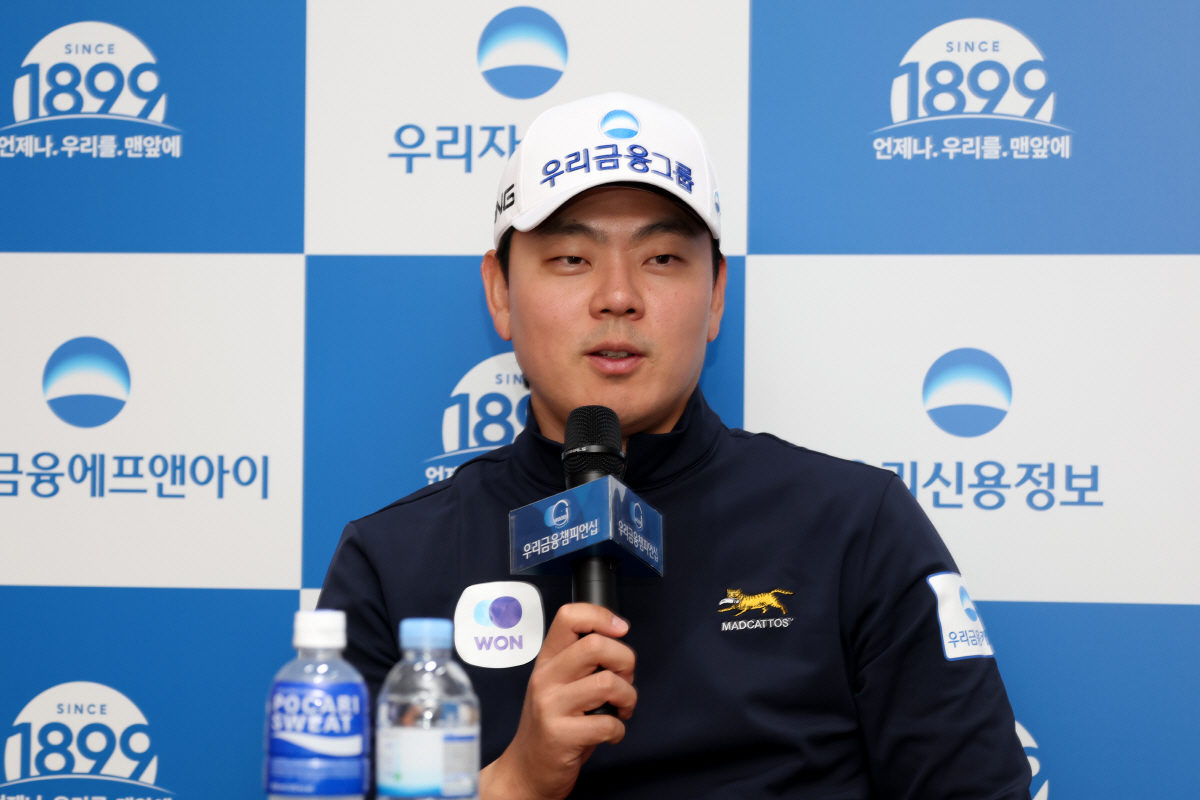 22일 파주 서원밸리CC에서 열린 '2026 우리금융챔피언십'' 기자회견에서 답하고 있는 이정환사진제공=KPGA