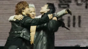 빅뱅, 공식 계정서 '탈퇴 탑' 다시 품었다…20주년 앞두고 의미심장