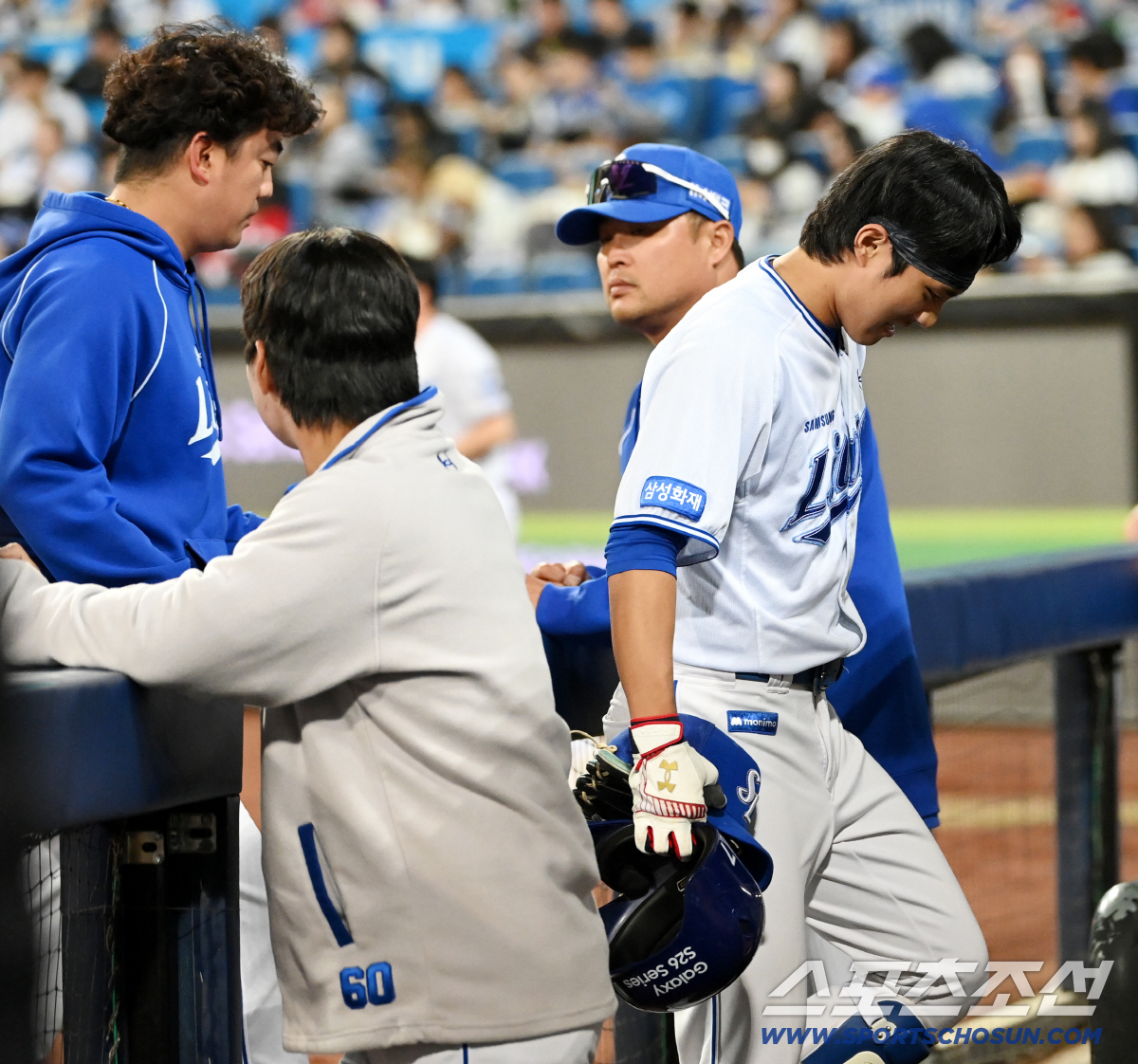 21일 대구삼성라이온즈파크에서 열린 SSG와 삼성의 경기. 3회말 공격 후 삼성 이재현이 교체되고 있다. 대구=허상욱 기자 wook@sportschosun.com/2026.04.21/