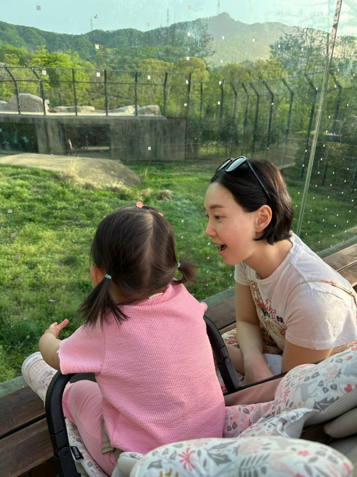 '둘째 임신' 이유영, 원피스로 가려도 볼록 나온 배..무거운 몸 이끌고 봄 산책