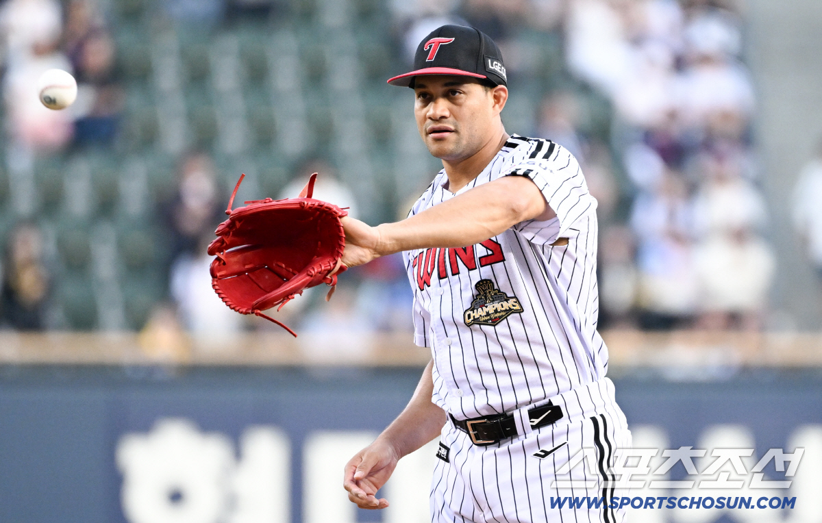 16일 잠실구장에서 열린 LG와 롯데의 경기. LG 치리노스가 숨을 고르고 있다. 잠실=박재만 기자 pjm@sportschosun.com/2026.04.16/