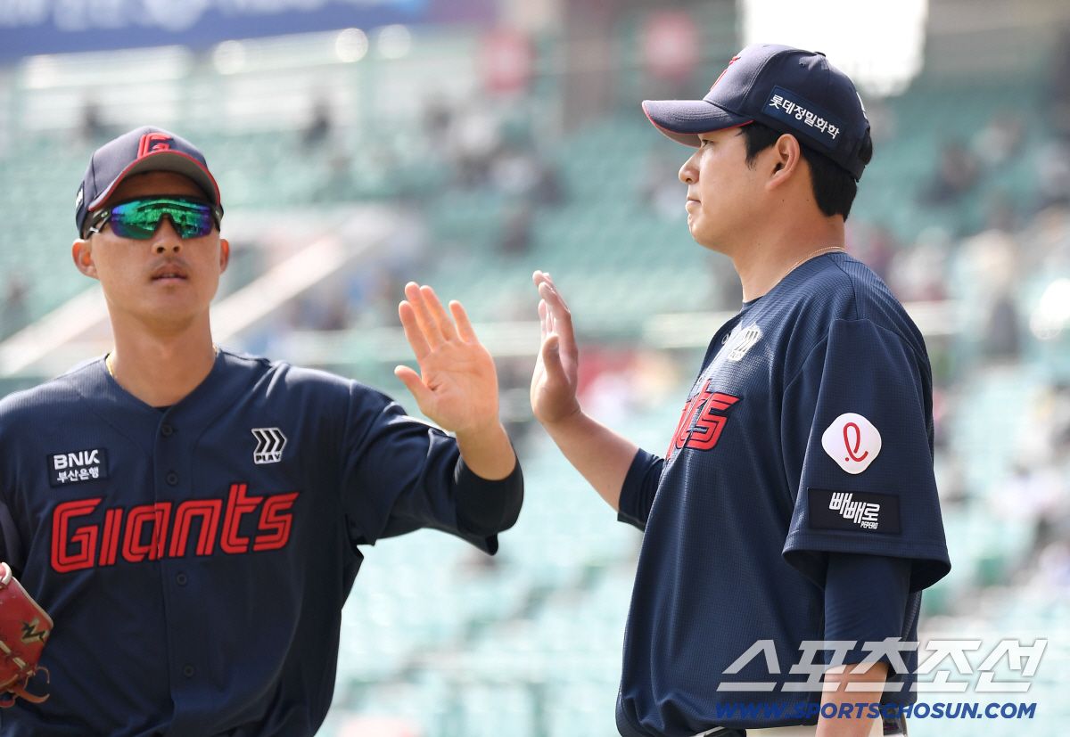 23일 인천 SSG랜더스필드에서 열린 KBO리그 시범경기 롯데와 SSG의 경기. 5회 투구를 마치고 마운드를 내려오며 하이파이브를 나누는 롯데 선발 나균안. 인천=송정헌 기자 songs@sportschosun.com/2026.03.23/