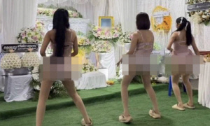 장례식에서 비키니 여성들 '섹시 댄스'…