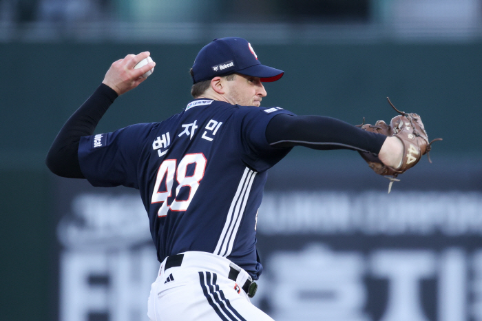 아웃 1개만 더 잡으면 승리 요건인데, 잔인한 교체? 벤자민 두산 첫 등판 비하인드 