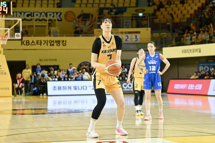 '통합 우승 도전' KB스타즈, 초대형 악재...MVP 박지수 발목 부상, 1차전 출전 불가