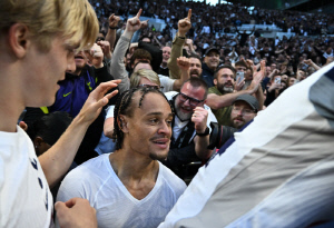 손흥민 7번 무게감 '와르르', 눈치 실종 세리머니 작렬!→1년 만에 토트넘과 '전격 작별' 준비, 