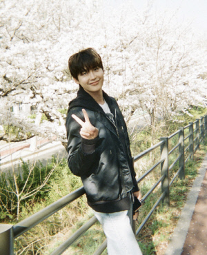 이종석, 벚꽃잎으로 그린 '♥아이유'…멘트 없어도 확실한 '럽스타'