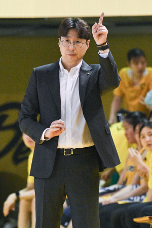 [현장인터뷰] 박지수 없이도 1위 위용 뽐낸 KB스타즈...김완수 감독 