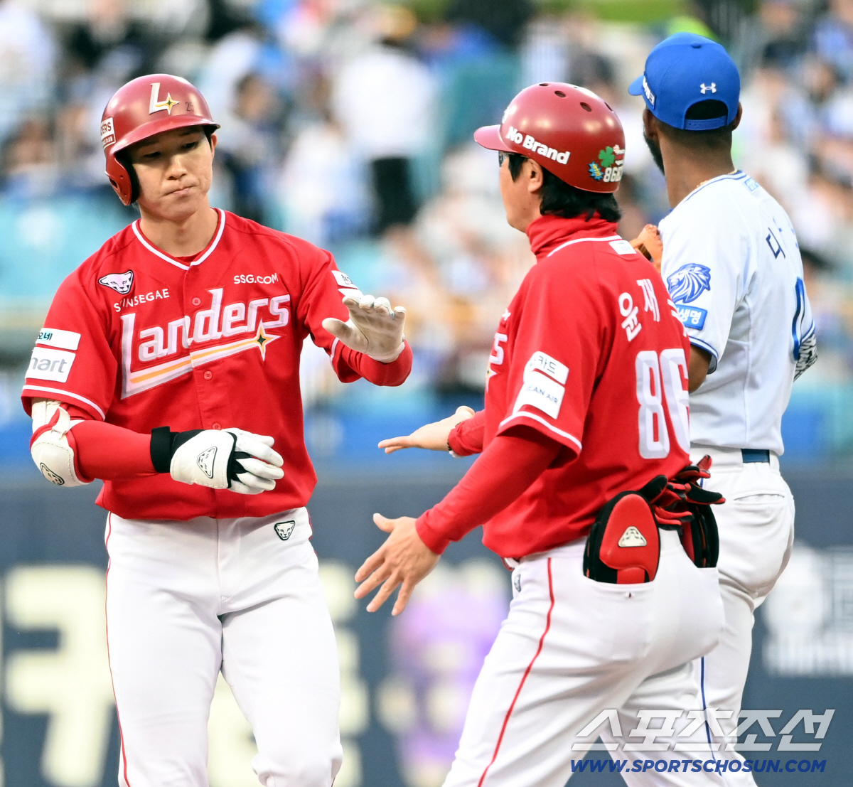 22일 대구삼성라이온즈파크에서 열린 SSG와 삼성의 경기. 1회초 SSG 박성한이 안타를 치고 기뻐하고 있다. 박성한은 이 안타로 개막 20경기 연속안타 기록을 이어갔다. 대구=허상욱 기자 wook@sportschosun.com/2026.04.22/