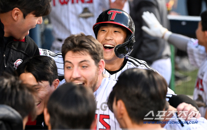 '홈런 타자 빼고 세리머니?' 그래도 가장 행복했다...11개월 만에 폭발한 송찬의, 염경엽도 두 팔 벌렸다 