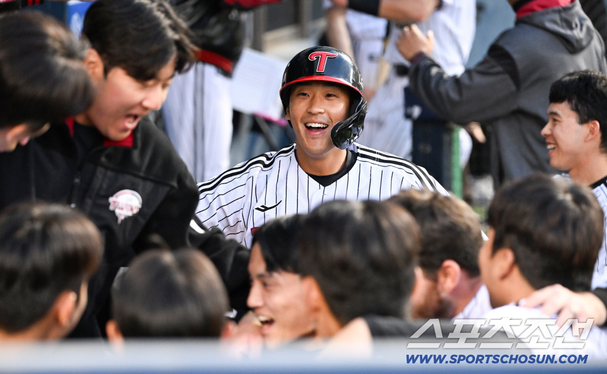 장난기가 발동한 동료들은 홈런 타자 없는 홈런 세리머니를 펼쳤다.