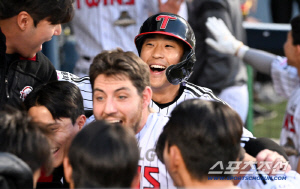 '홈런 타자 빼고 세리머니?' 그래도 가장 행복했다...11개월 만에 폭발한 송찬의, 염경엽도 두 팔 벌렸다 [잠실 현장]