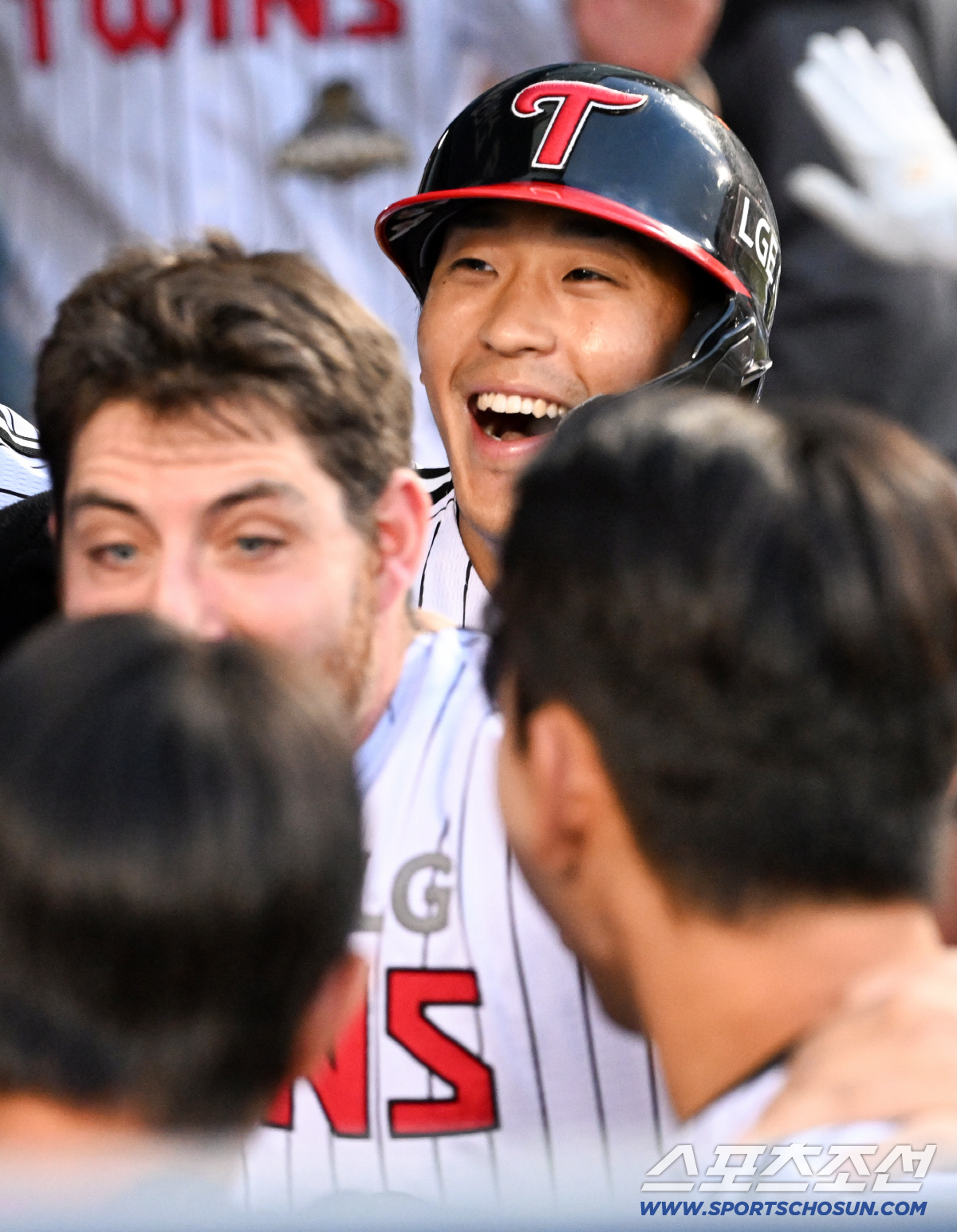 1군 콜업 두 경기만에 선제 투런포를 터뜨린 송찬의가 행복한 표정을 짓고 있다.