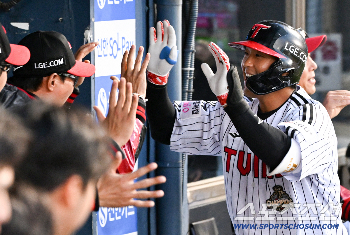 1군 콜업 후 송찬의에게 기회를 준 염경엽 감독도 홈런포 순간 두 팔 벌려 홈런 타자를 반겼다.