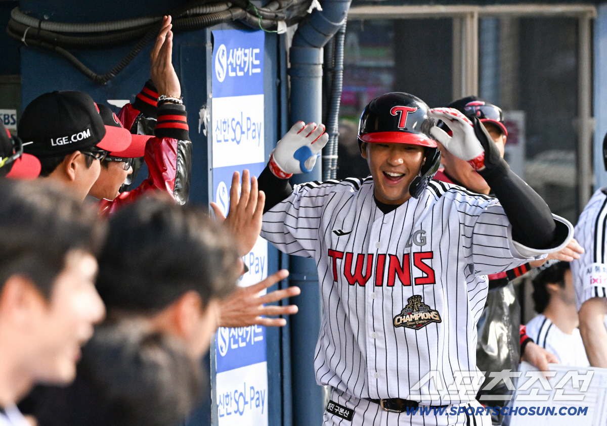 염경엽 감독은 송찬의 투런포에 두 팔을 번쩍 들어올렸다.