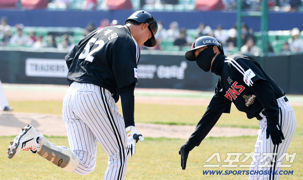 20일 인천SSG랜더스필드에서 열린 SSG 랜더스와 LG 트윈스의 시범경기. 6회초 2사 LG 이재원이 솔로포를 날린 뒤 기뻐하고 있다. 인천=박재만 기자 pjm@sportschosun.com/2026.03.20/