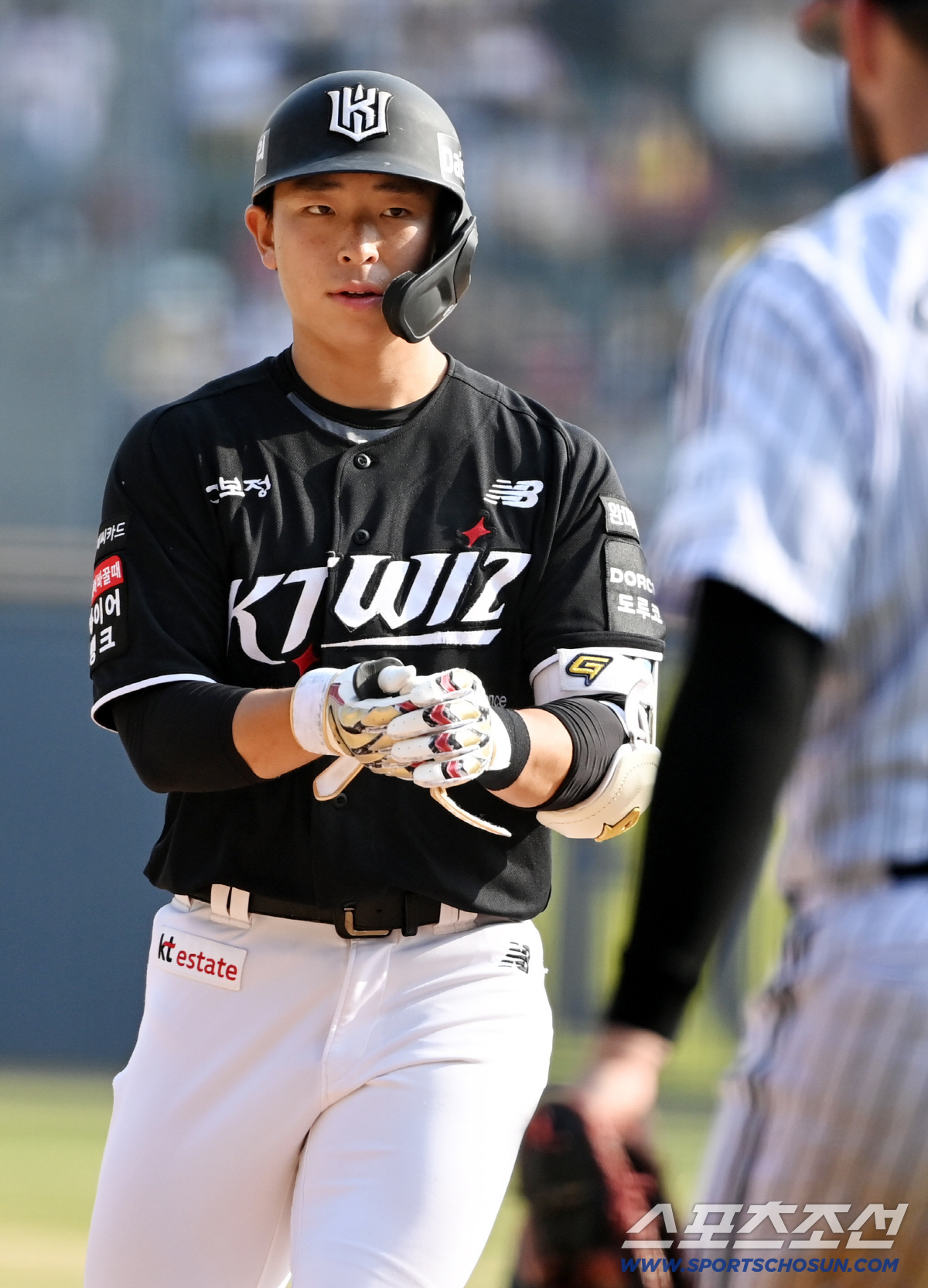 28일 잠실야구장에서 열린 KT와 LG의 개막전. 7회초 KT 이강민이 안타를 치고 기뻐하고 있다. 잠실=허상욱 기자 wook@sportschosun.com/2026.03.28/