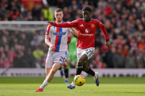 '이러면 꼭 망하던데' 캐릭 체제에서 부활한 맨유 성공 MF, 잭팟 터졌다...英언론 '주급 4배 인상 5년 재계약 합의'