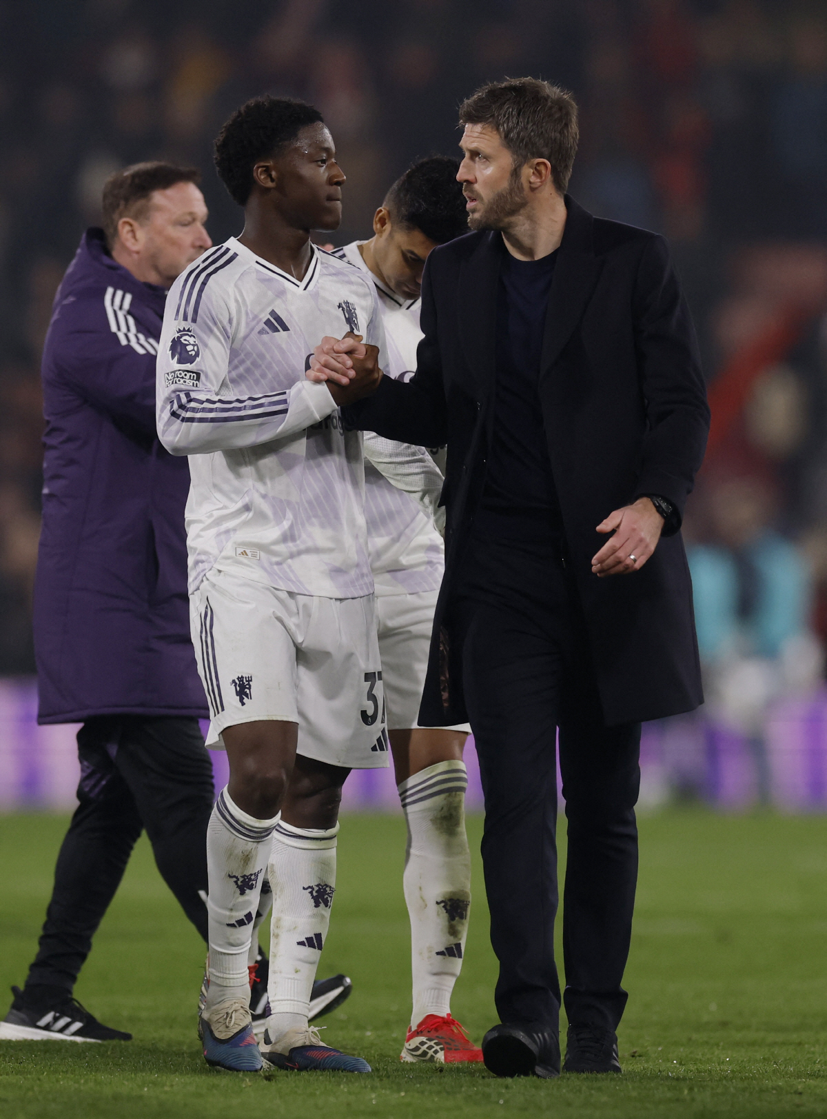 '이러면 꼭 망하던데' 캐릭 체제에서 부활한 맨유 성공 MF, 잭팟 터졌다...英언론 '주급 4배 인상+5년 재계약 합의'