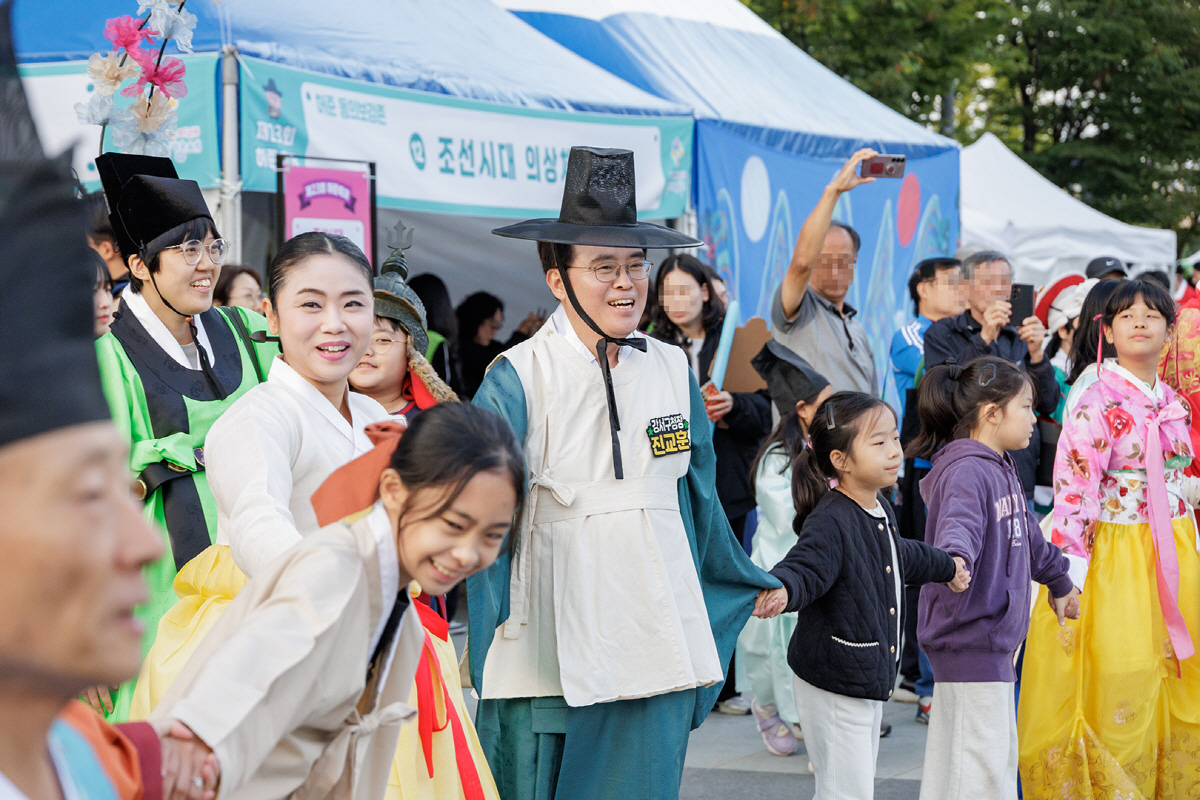 ◇강서구는 1999년부터 허준 축제를 진행, 올해 24회 행사를 준비 중이다. 올해는 전통의학과 첨단 기술의 결합에 초점을 맞춰 진행할 예정이다. 사진제공=강서구