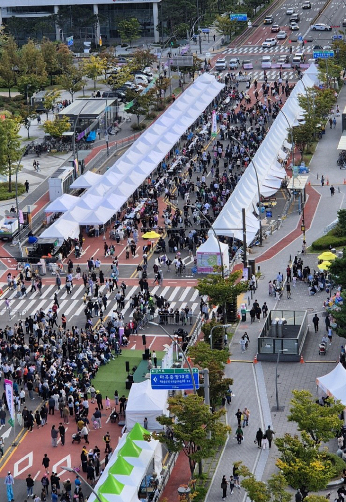 ◇지난해 열린 제23회 허준축제는 서울식물원 앞부터 마곡광장까지 행사장을 확대해 많은 사람이 찾을 수 있도록 했다. 사진제공=강서구청