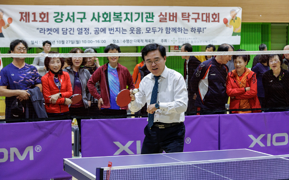 ◇강서구는 생활체육이 활성화 된 지자체 중 하나다. 강서구 내 생활체육은 2026년 3월 기준 총 30개 종목이 있고, 463개 클럽에서 2만3508명이 활동 중이다. 사진은 강제1회사회복지기관실버탁구대회에서동호인과탁구를즐기는 진교훈 구청장. 사진제공=강서구