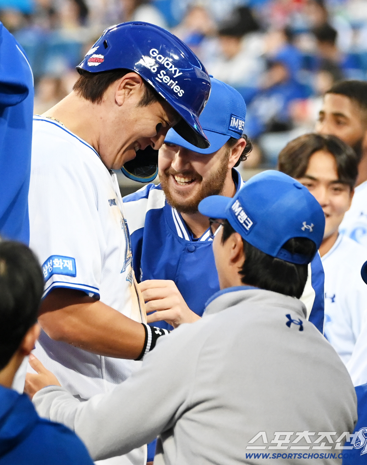 동료들의 환영에 강민호도 미소를 짓고