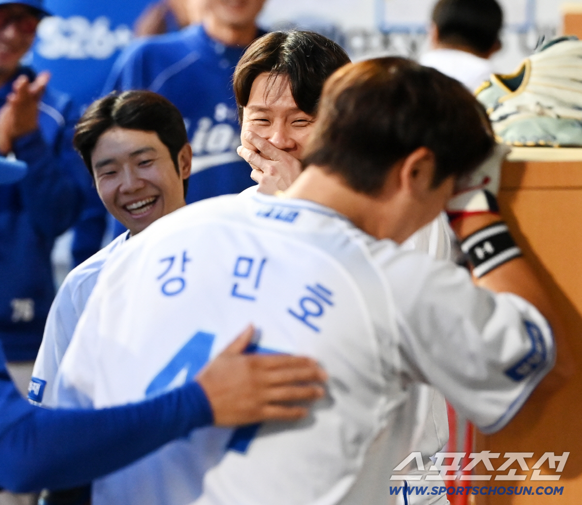 아 웃으면 안되는데...박세혁은 입을 틀어막고