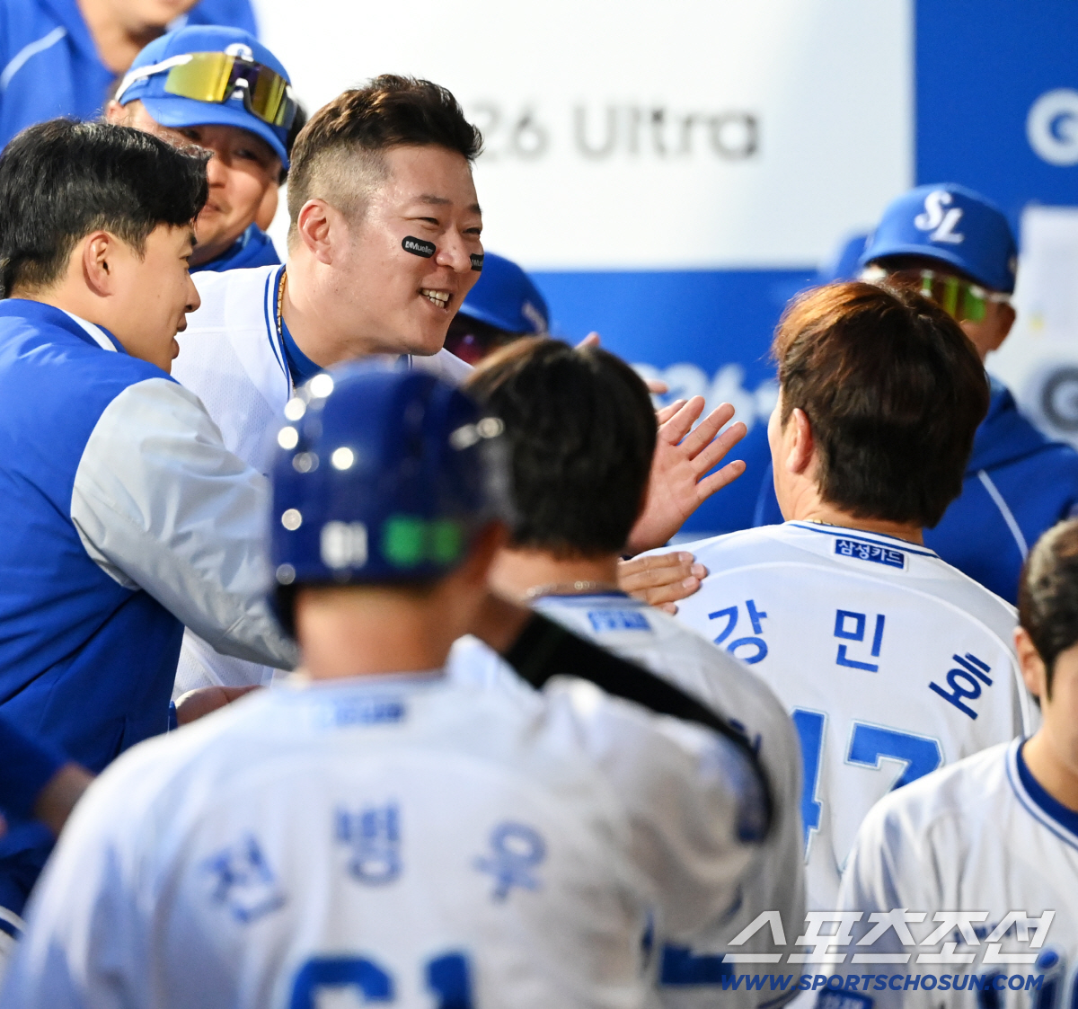 강민호를 미소로 맞이하는 최형우