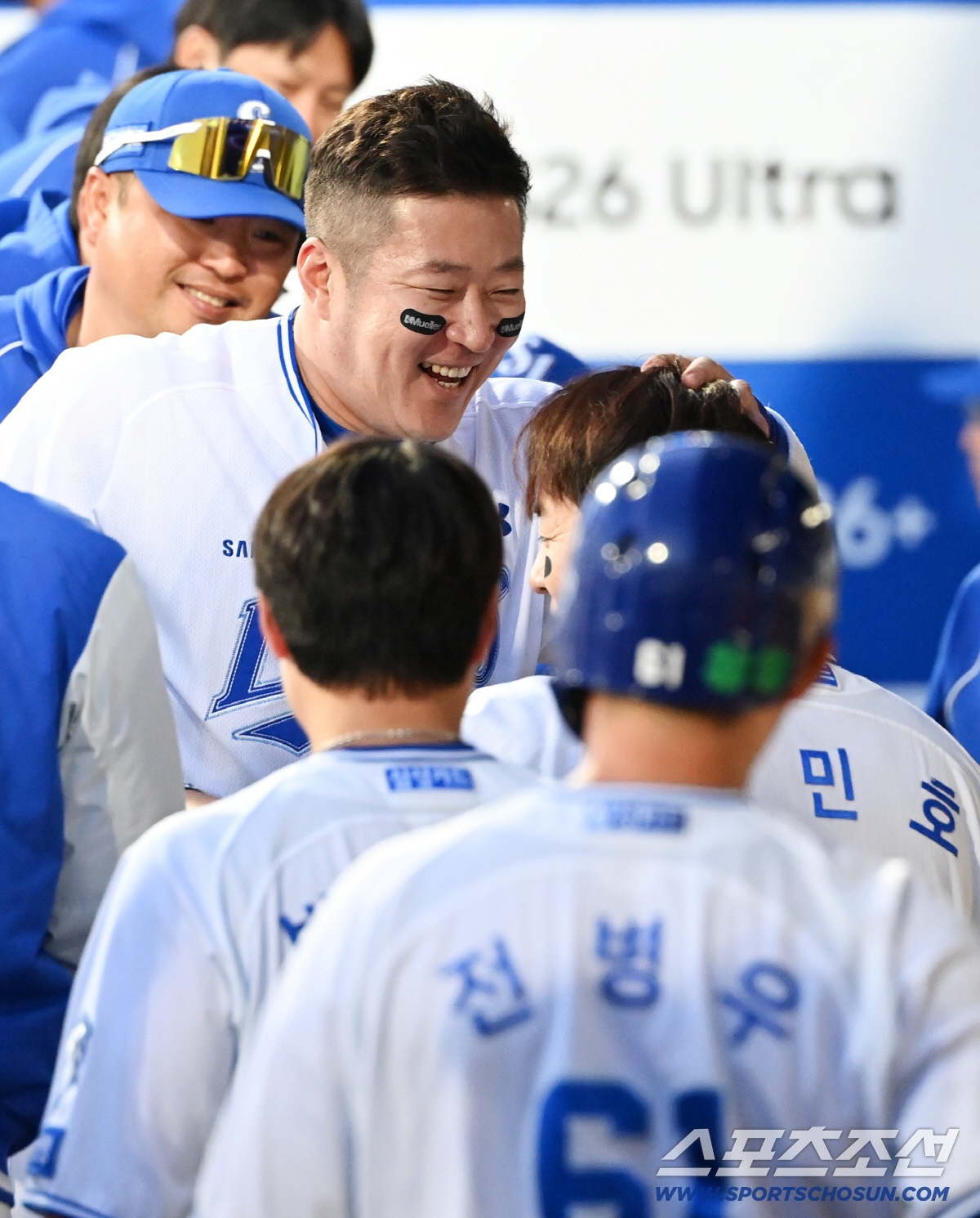 머리를 쓰다듬으며 흐뭇한 미소를