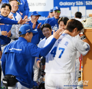 아웃이 이렇게 재밌어? 강민호 승부욕에 삼성 더그아웃 '웃음바다'[대구 현장]