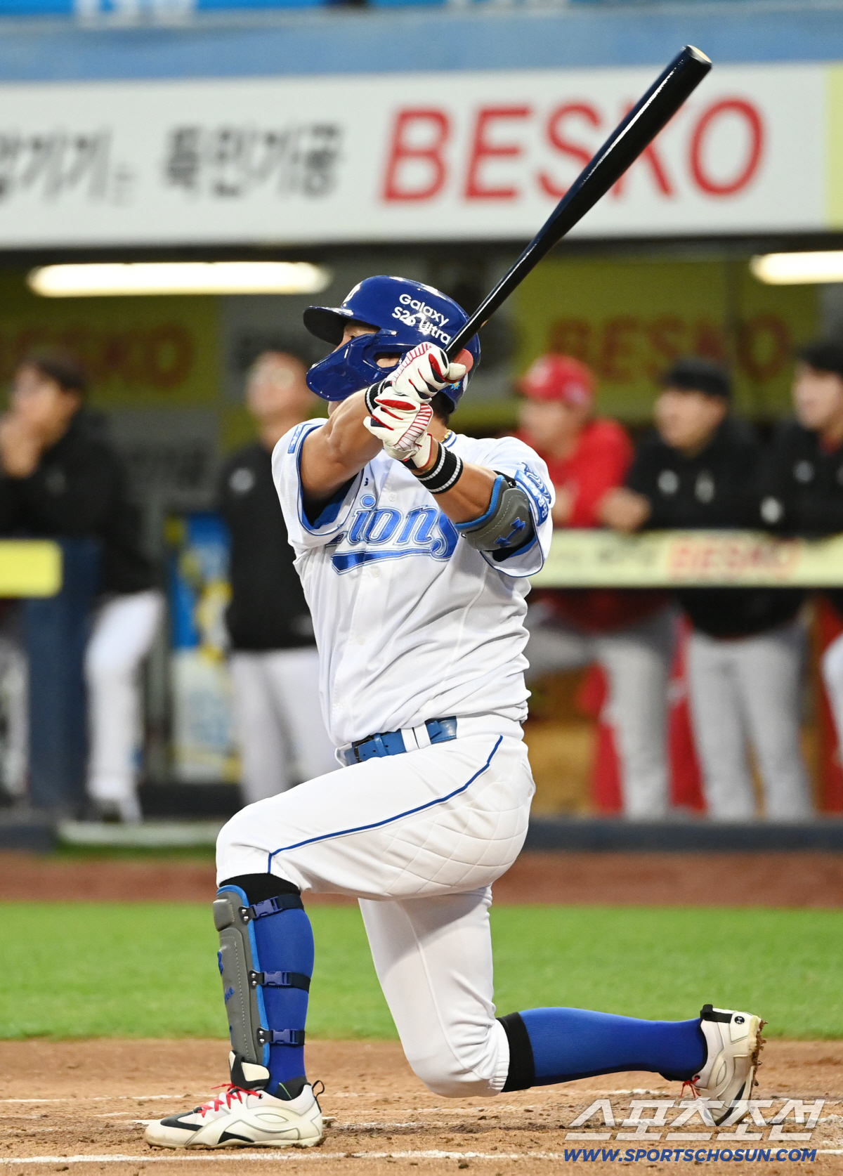 3루주자 전병우를 불러들이는 강민호의 타격