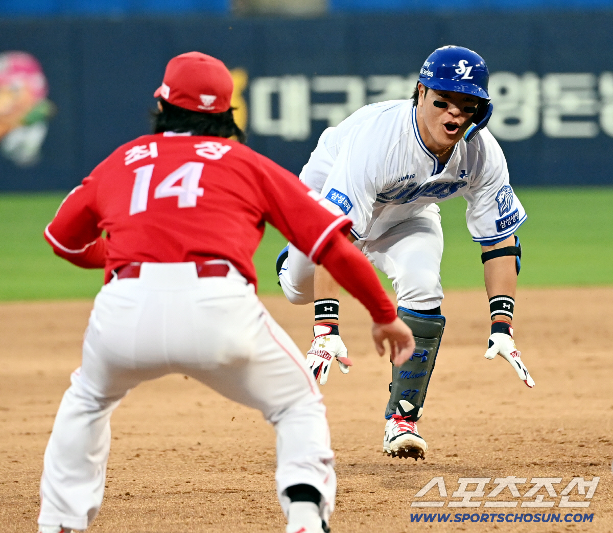 3루 베이스를 향해 몸을 날리는 강민호, 그런데...