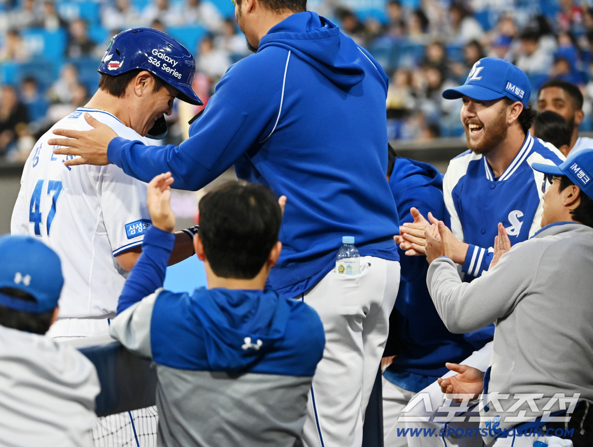 아웃됐는데 분위기 무슨 일? 멋쩍은 미소의 강민호를 웃음으로 맞는 라이온즈 동료들