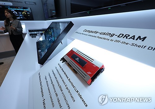 (라스베이거스=연합뉴스) 김성민 기자 = CES 개막 3일차인 8일(현지시간) 미국 네바다주 라스베이거스 베네시안 컨벤션센터 SK 하이닉스 부스에 디램 관련 제품이 전시돼 있다. 2026.1.9 ksm7976@yna.co.kr