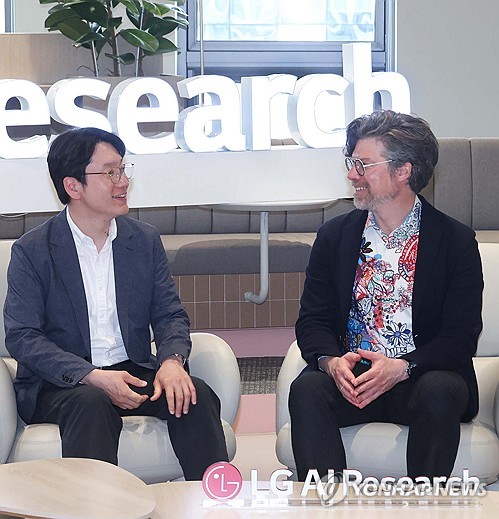 (서울=연합뉴스) 21일 서울 마곡 LG AI연구원에서 임우형 LG AI연구원 공동 연구원장과 브라이언 카탄자로 엔비디아 응용연구 총괄 부사장이 협력 방향을 논의하고 있다. 2026.4.22 [LG 제공. 재판매 및 DB 금지] photo@yna.co.kr
