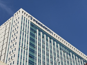 '어린이집 직원용 화장실 몰카' 원장 남편에 징역 3년 구형