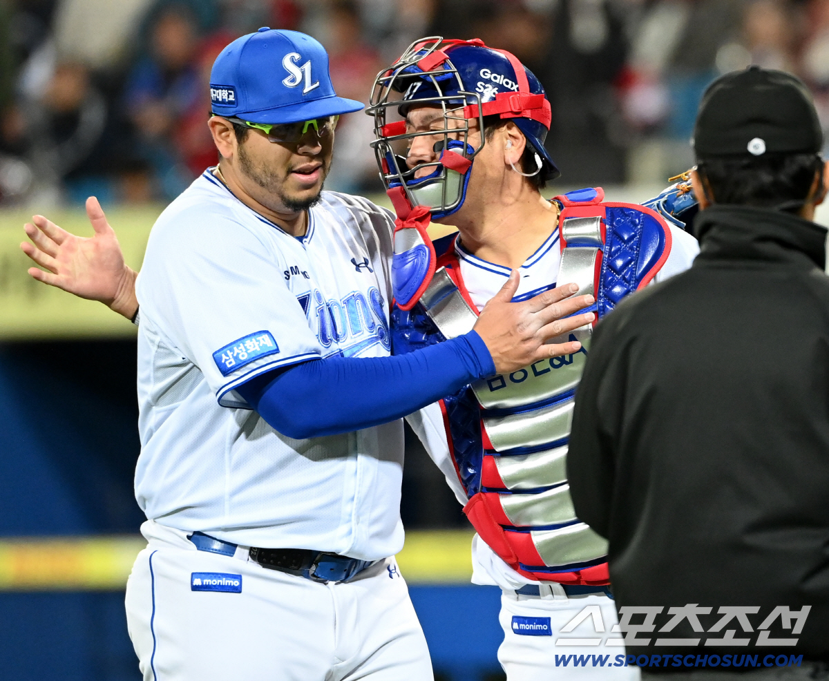 함께 호흡을 맞춘 강민호와 호투의 기쁨을 나누는 후라도