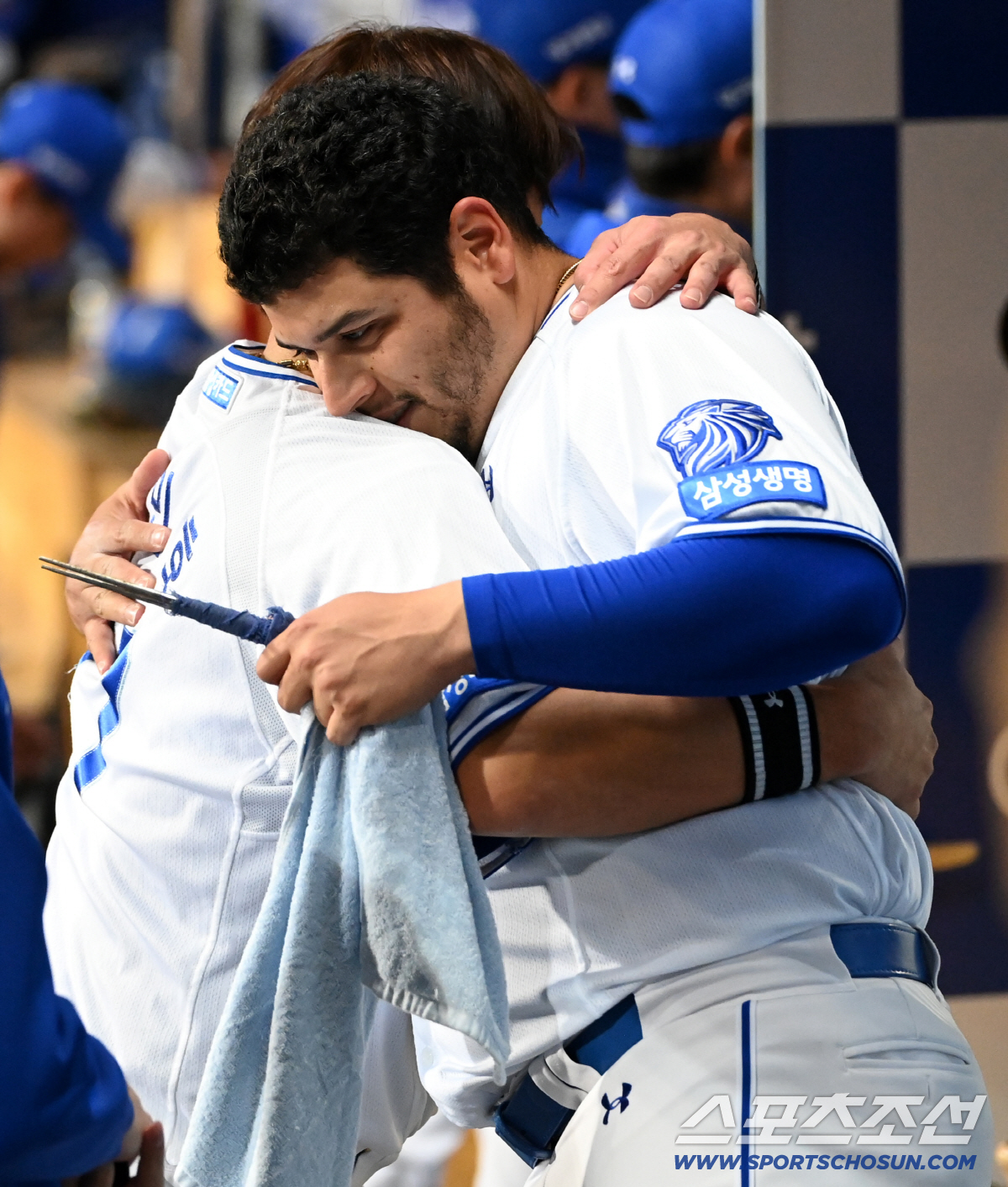 장비를 풀고 다가온 강민호, 그의 품에 안긴 후라도의 만족스러운 미소