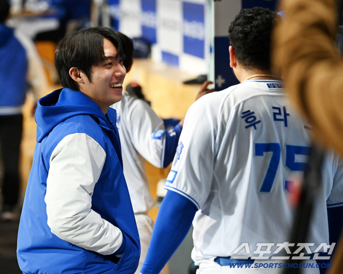 후라도에게 다가온 원태인도 환한 미소를 지었다.