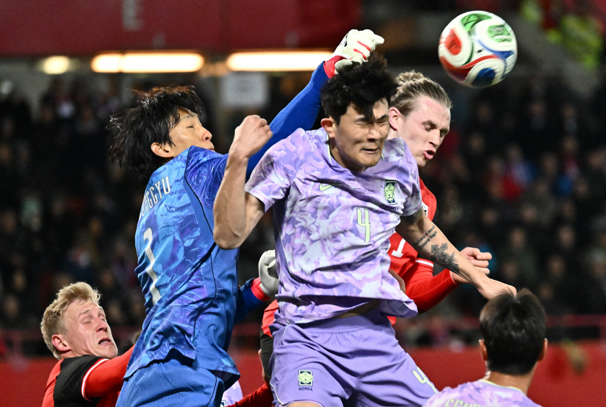 Austria's forward #21 Patrick Wimmer (R) vies for the ball with South Korea's goalkeeper #01 Kim Seung-gyu (L) and South Korea's defender #04 Kim Min-jae (C) vie for the ball during a friendly football match between Austria and South Korea in Vienna, Austria, on March 31, 2026. (Photo by Joe Klamar / AFP)