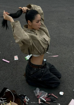 소유, 20kg 감량하더니 진짜 '뼈말라' 됐네…무릎 꿇고 앉아도 굴욕 없는 허리라인